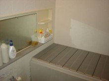 ブラックのアクセントパネルでシックな浴室に